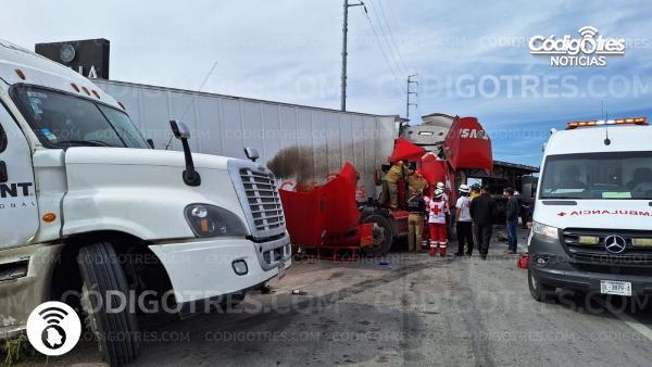 Choque de trailers en carretera federal a la altura del Cavia; hay un ...