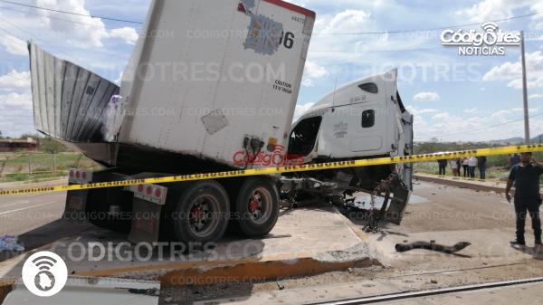 Otra vez el tren: Tráiler es impactado al intentar ganarle el paso en ...